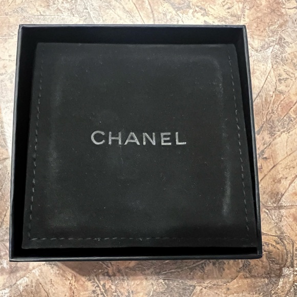 Chanel Earrings Brand New Never Worn! Comes with receipt and box 3 inch drop - Picture 4 of 9